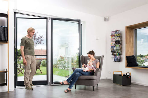 Insektenschutz Drehtür mit Bürstendichtung im modernen Wohnraum.