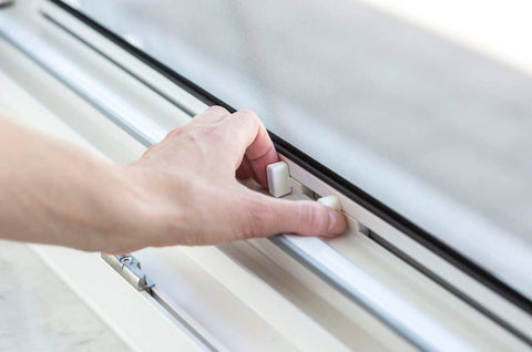 Hand adjusting Insektenschutzrollo RO5/2 with bottom seal.