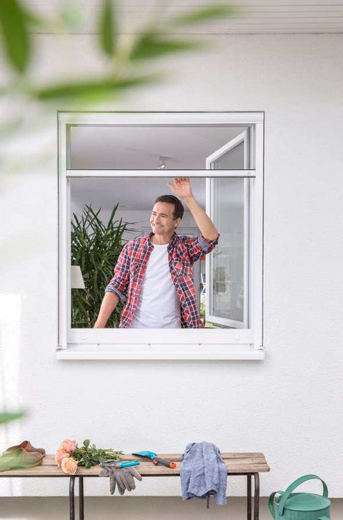 Insektenschutzrollo RO52 an einem Fenster installiert.