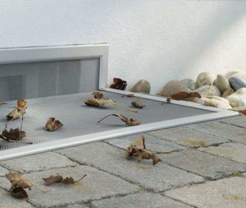 Lichtschachtabdeckung LI17 mit Aufkantung für überstehende Fenster, Insektenschutz.
