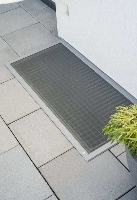 Lichtschachtabdeckung mit Bürstendichtung zur Wand LI12 im Außenbereich.