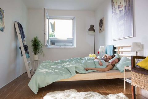 Spannrahmen SP2/1 für Insektenschutz an Kunststofffenstern im Schlafzimmer.