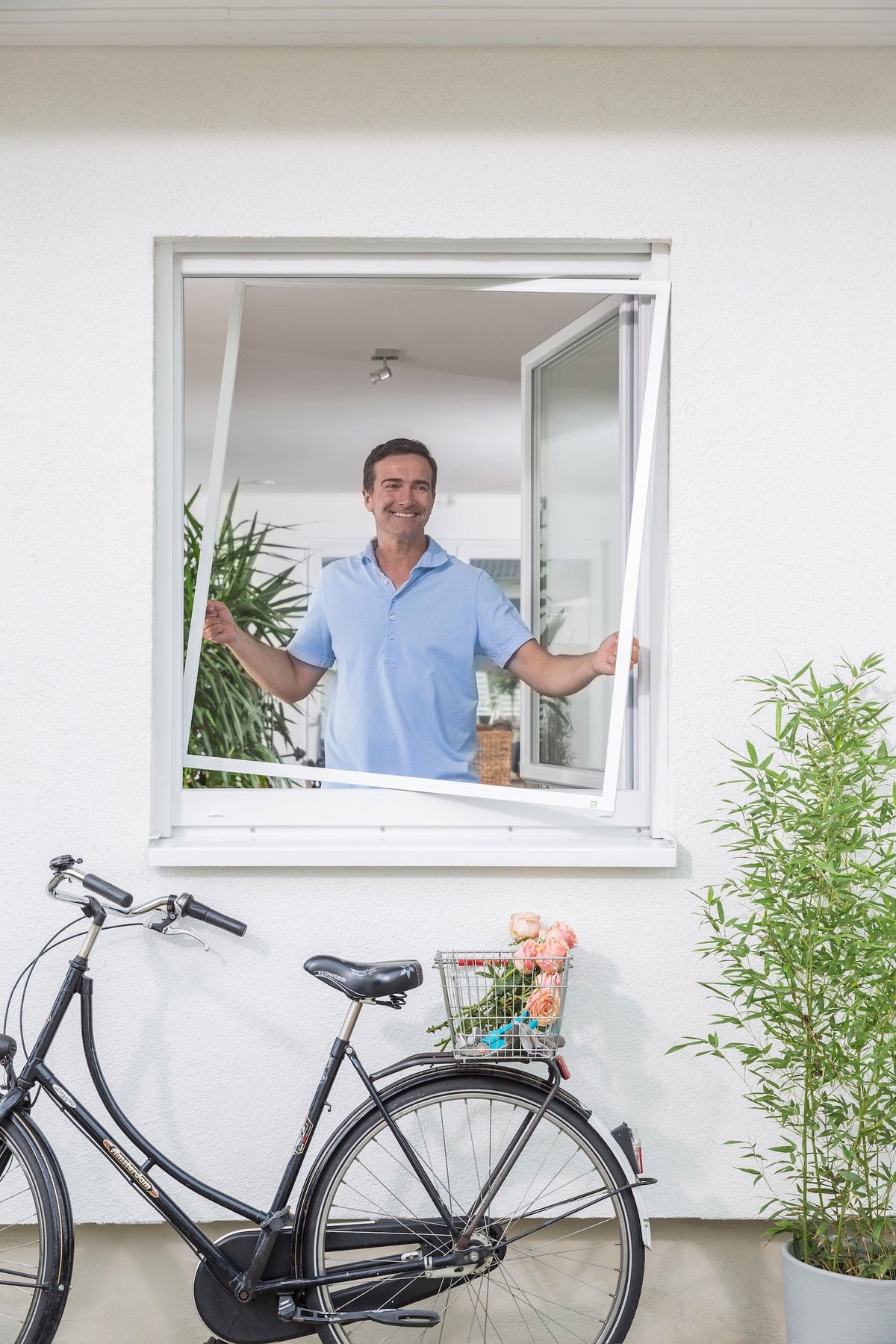 Mann tauscht Fliegengitter Gewebe