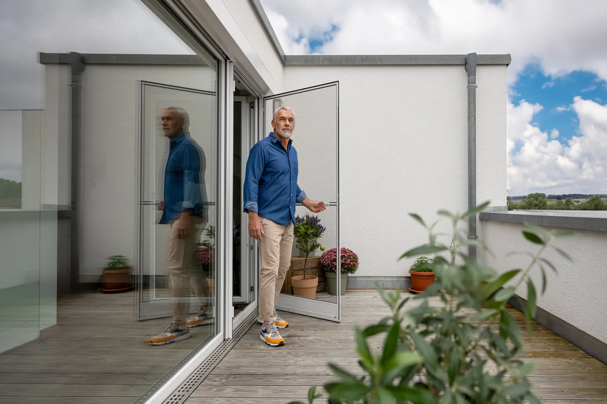 Insektenschutz für die Balkontür: Drehtür auf der Dachterrasse, geöffnet zum Durchgehen