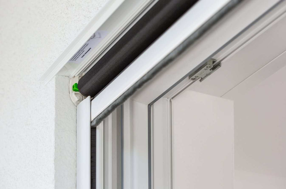 Insektenschutzrollo RO5/9 am Fensterrahmen montiert