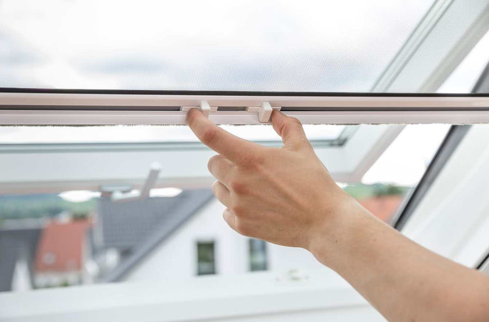 Insektenschutzrollo RO4/3 für Dachflächenfenster, entfernbar mit Federstiften.