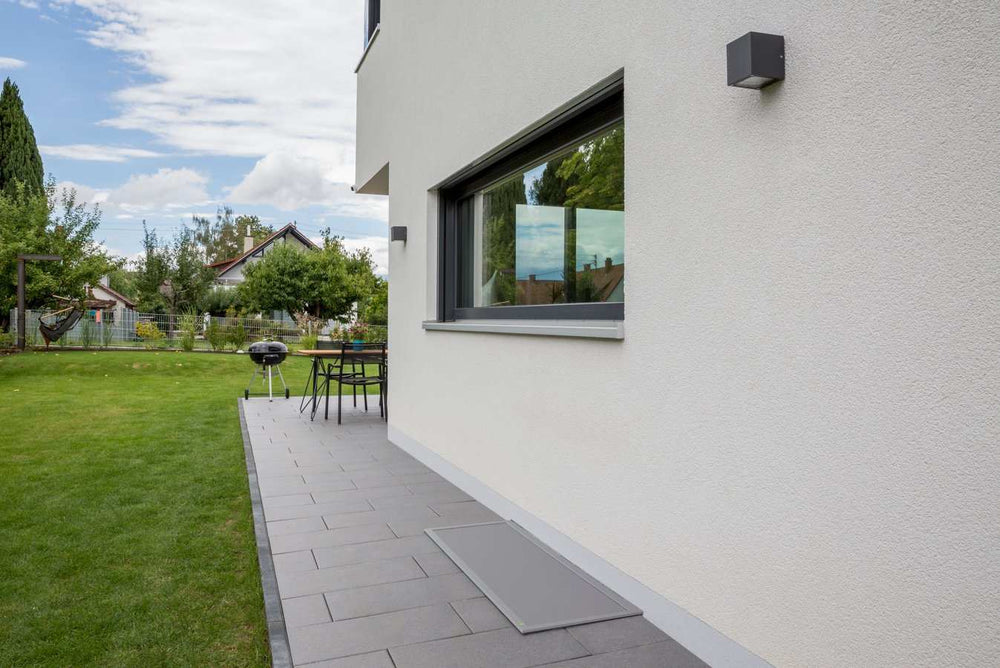 Lichtschachtabdeckung LI1/1 Insektenschutz on outdoor patio area.