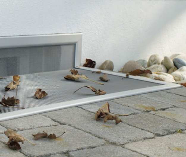 Lichtschachtabdeckung LI17 mit Aufkantung für überstehende Fenster, Insektenschutz.