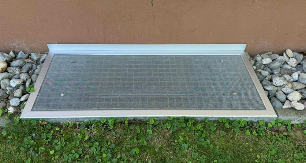 Lichtschachtabdeckung LI13 mit Winkel-Aufkantung vor Fenster, Insektenschutz.