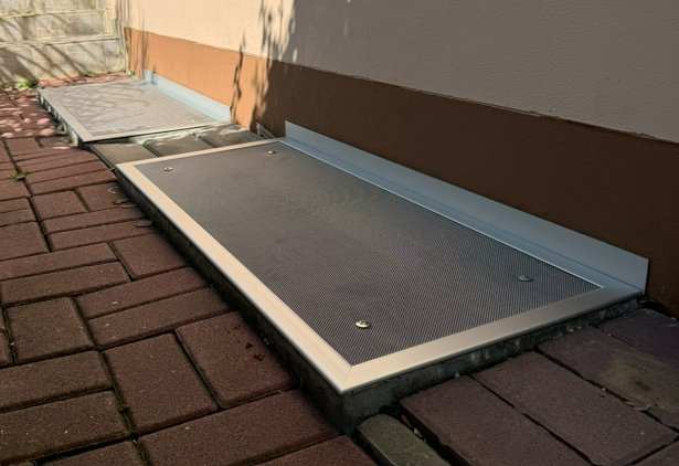 Lichtschachtabdeckung LI1/3 für überstehende Fenster, Insektenschutz.