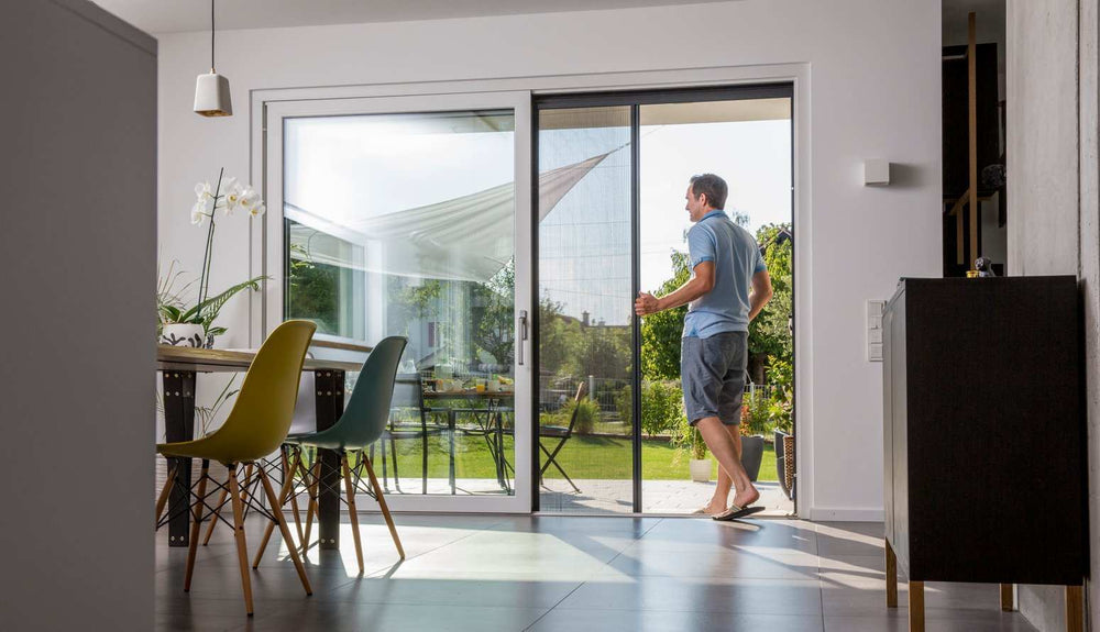 Plissee PL25 insect protection installed on patio sliding doors.