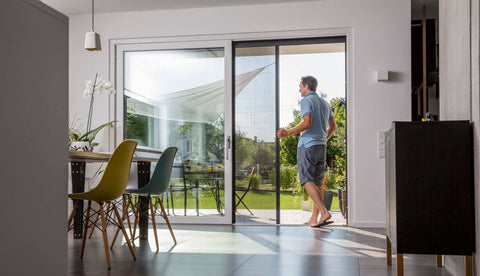 Plissee PL25 insect protection installed on patio sliding doors.